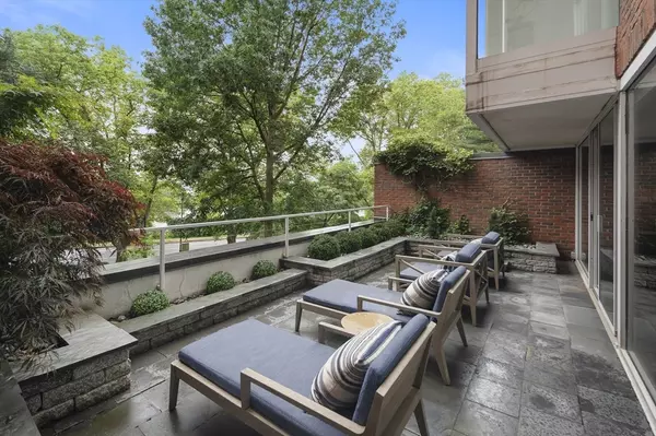 Cambridge, MA 02138,975 Memorial Drive #211
