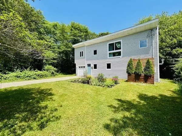 Fairhaven, MA 02719,107 Dogwood St
