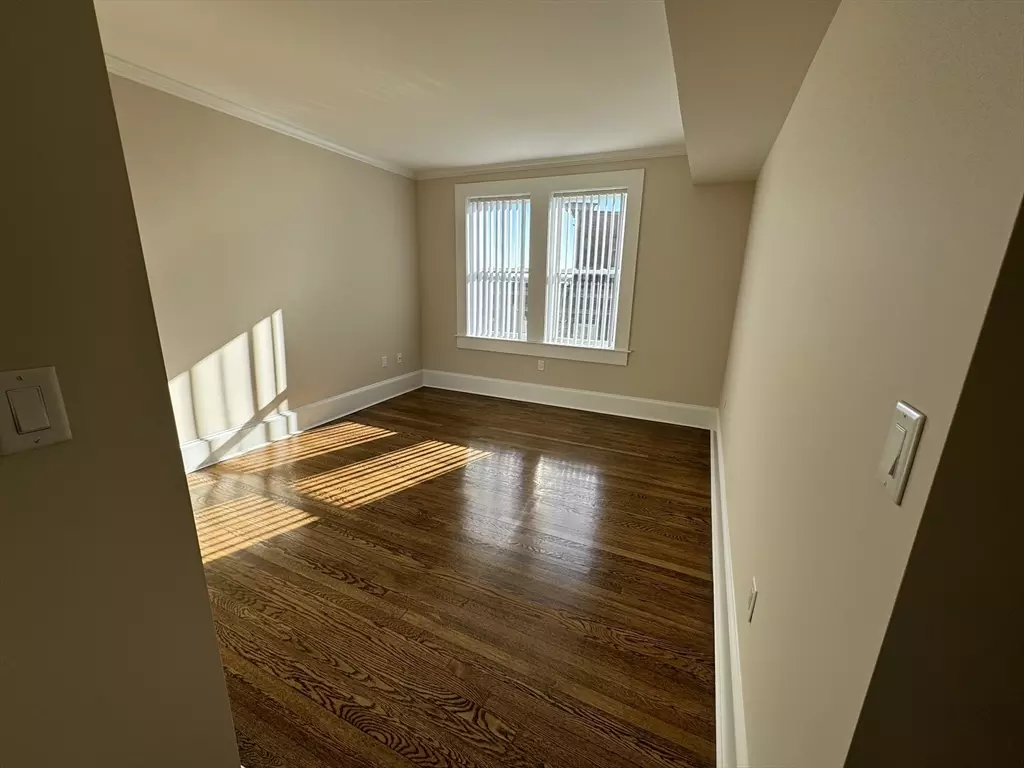 Brookline, MA 02446,18 Short St #3