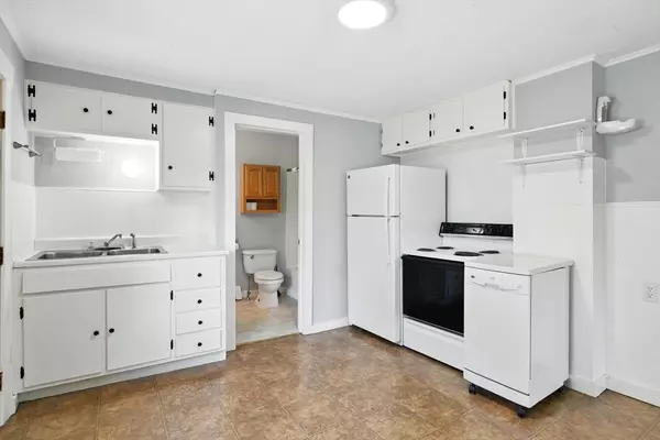 Westfield, MA 01085,33 Miller St
