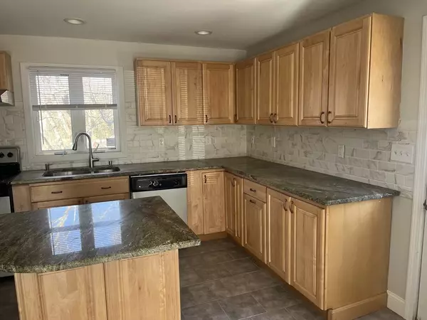 Tiverton, RI 02878,720 Bulgarmarsh Rd