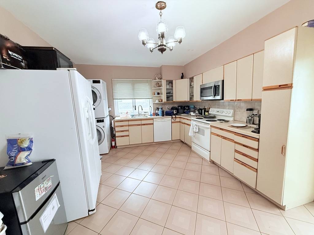 Brookline, MA 02445,208 Rawson #C