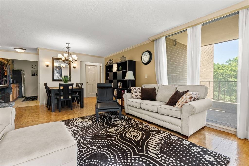 Brookline, MA 02445,33 Pond Ave #603