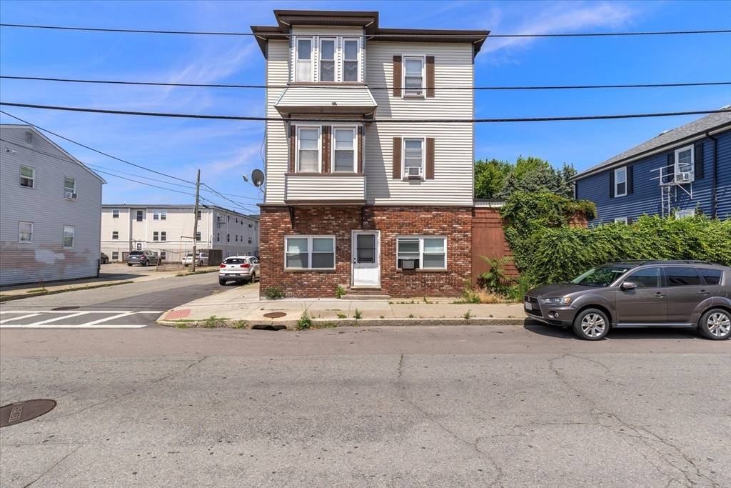 90 Hargraves St, Fall River, MA 02723