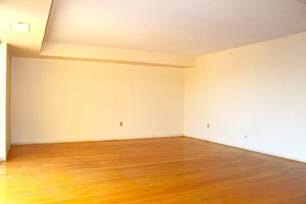 Brookline, MA 02446,1243 Beacon St #7D