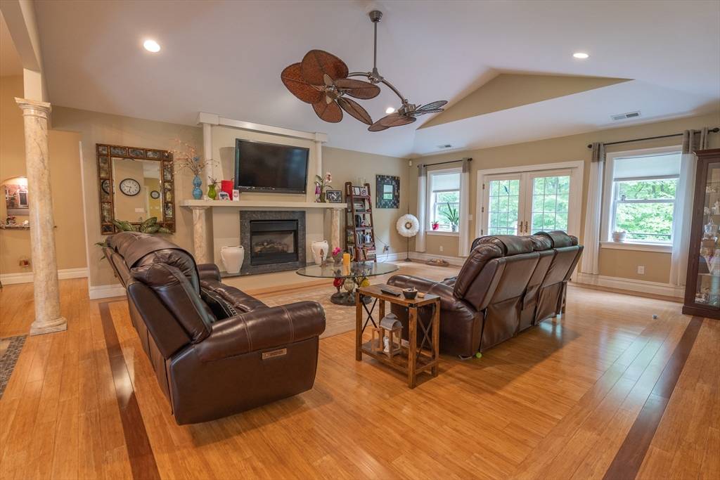 Cranston, RI 02921,789 Natick Ave