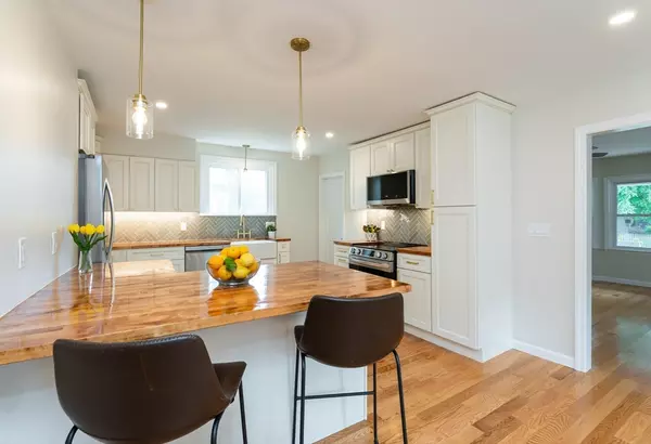 289 Asbury St, Hamilton, MA 01982