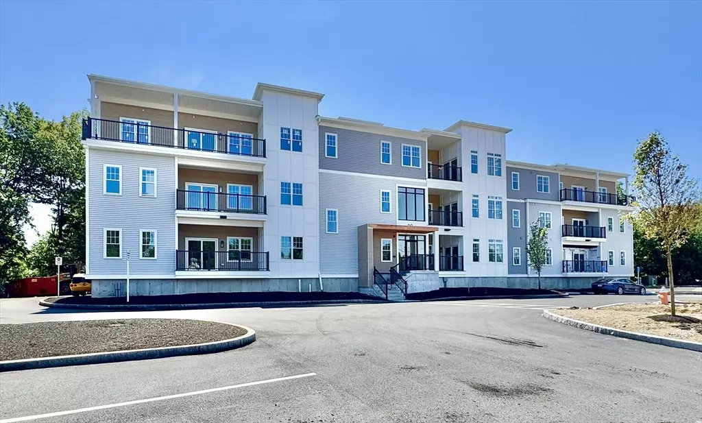 Franklin, MA 02038,90 E Central St #106