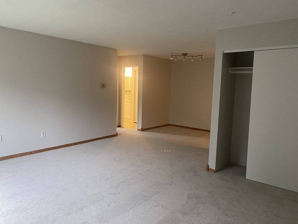 Natick, MA 01760,6 Village Way #24