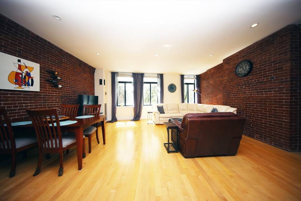 Boston, MA 02109,142 Commercial St #304