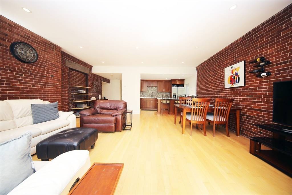 Boston, MA 02109,142 Commercial St #304
