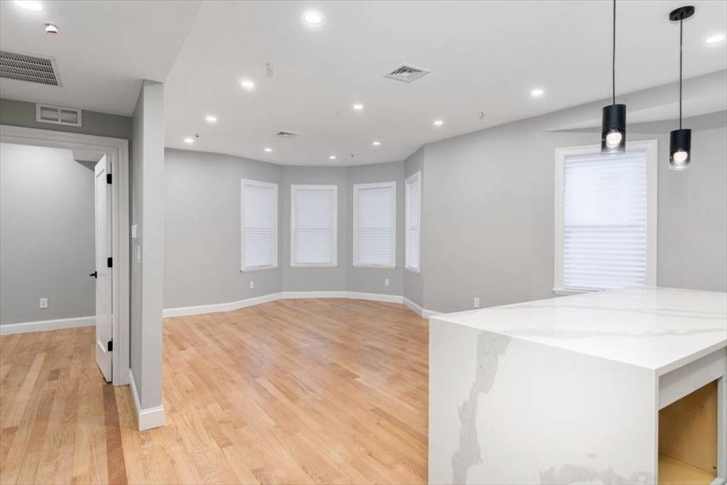 Brookline, MA 02467,755 Boylston St #2