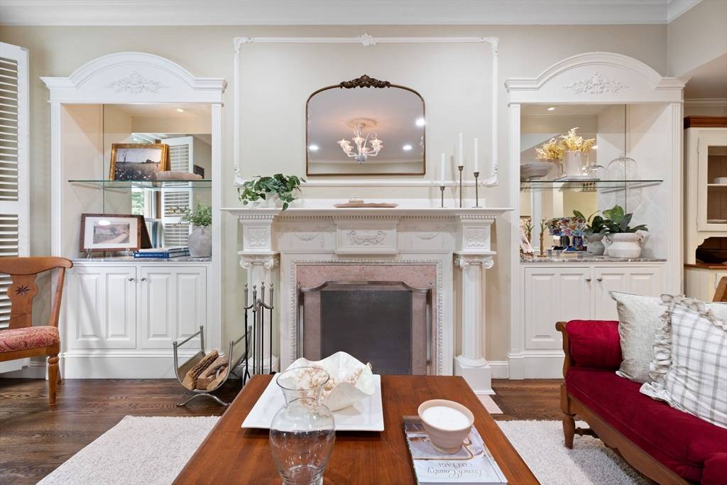 Boston, MA 02116,183 Commonwealth Ave #1