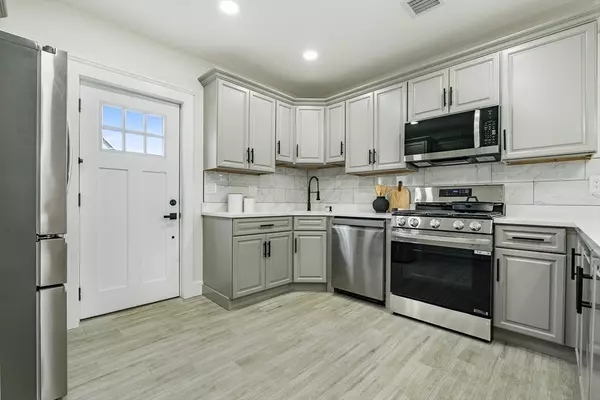 Everett, MA 02149,147 Jefferson Ave #2
