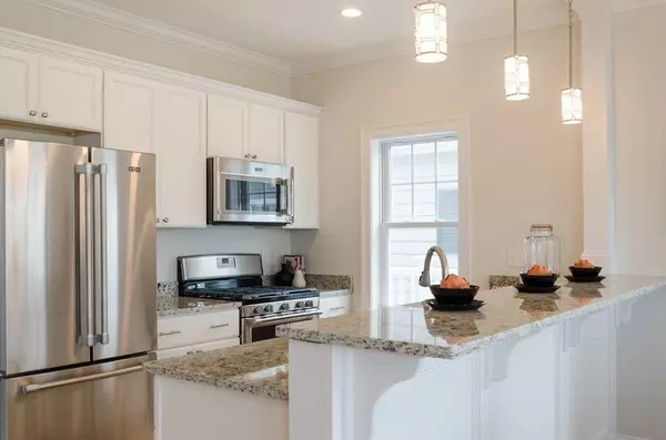 Salisbury, MA 01952,44 Railroad Ave #6