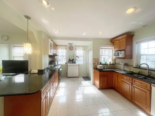 Newton, MA 02458,30 Middle St