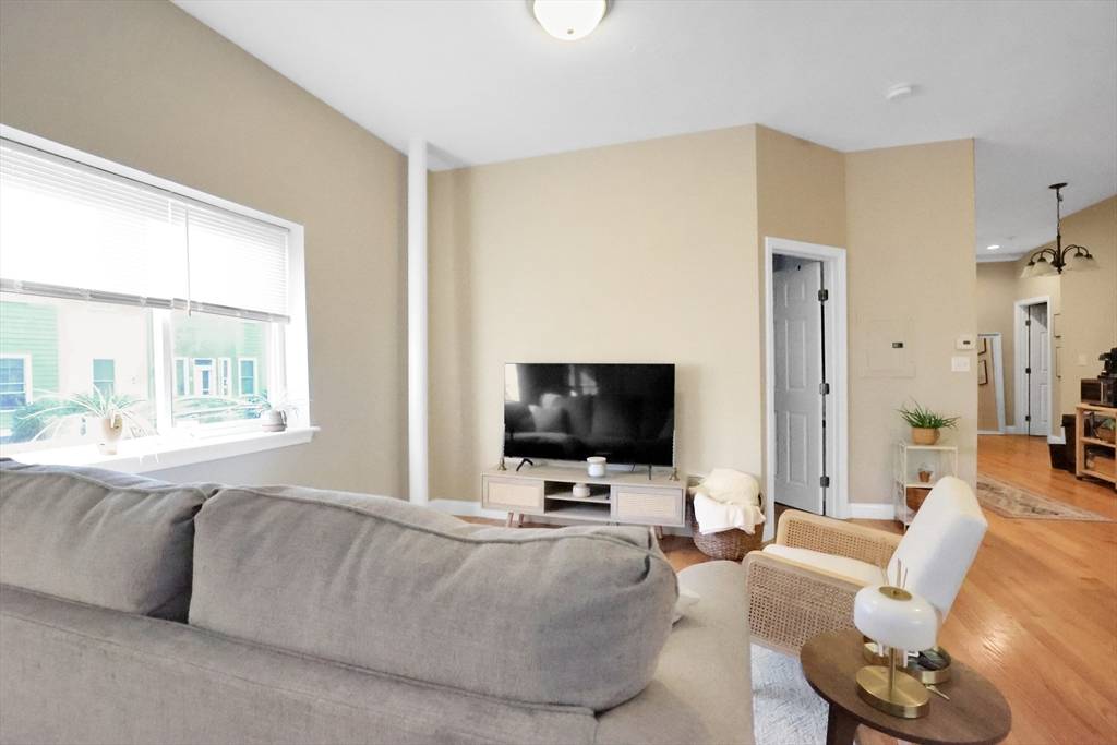 Boston, MA 02127,290 E 8th Street #8