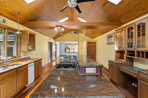 Lakeville, MA 02347,23 Lakeside Ave