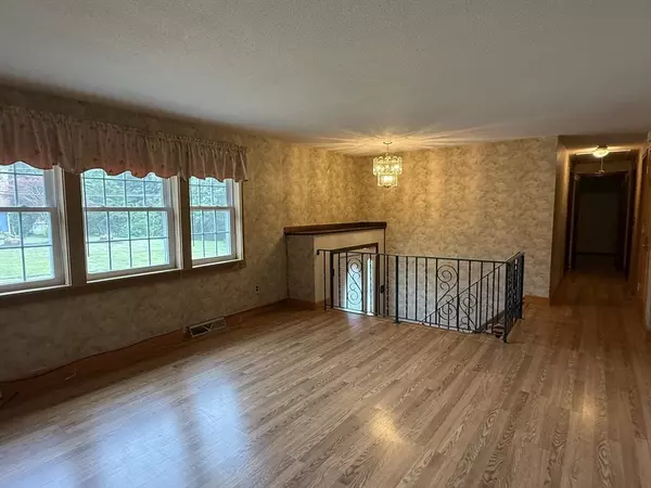 Dracut, MA 01826,29 Cricket Lane