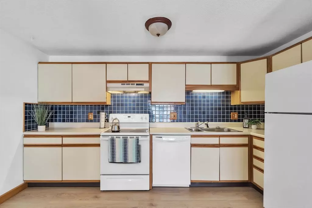 South Hadley, MA 01075,41 W Summit St #61