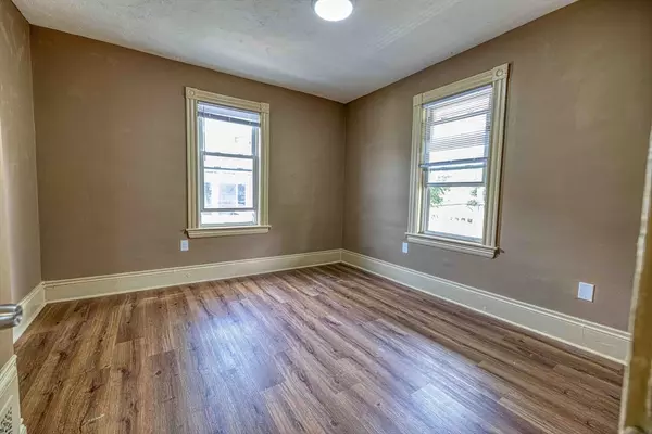 Boston, MA 02136,1002 River St #2