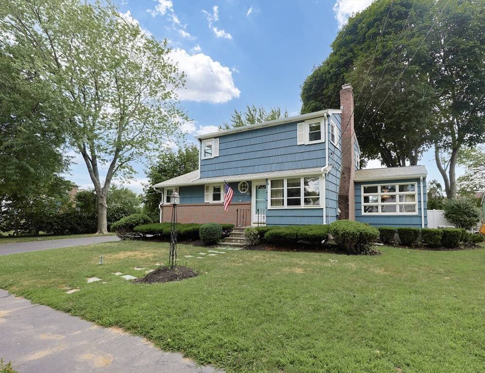 7 Richard Cir, Woburn, MA 01801