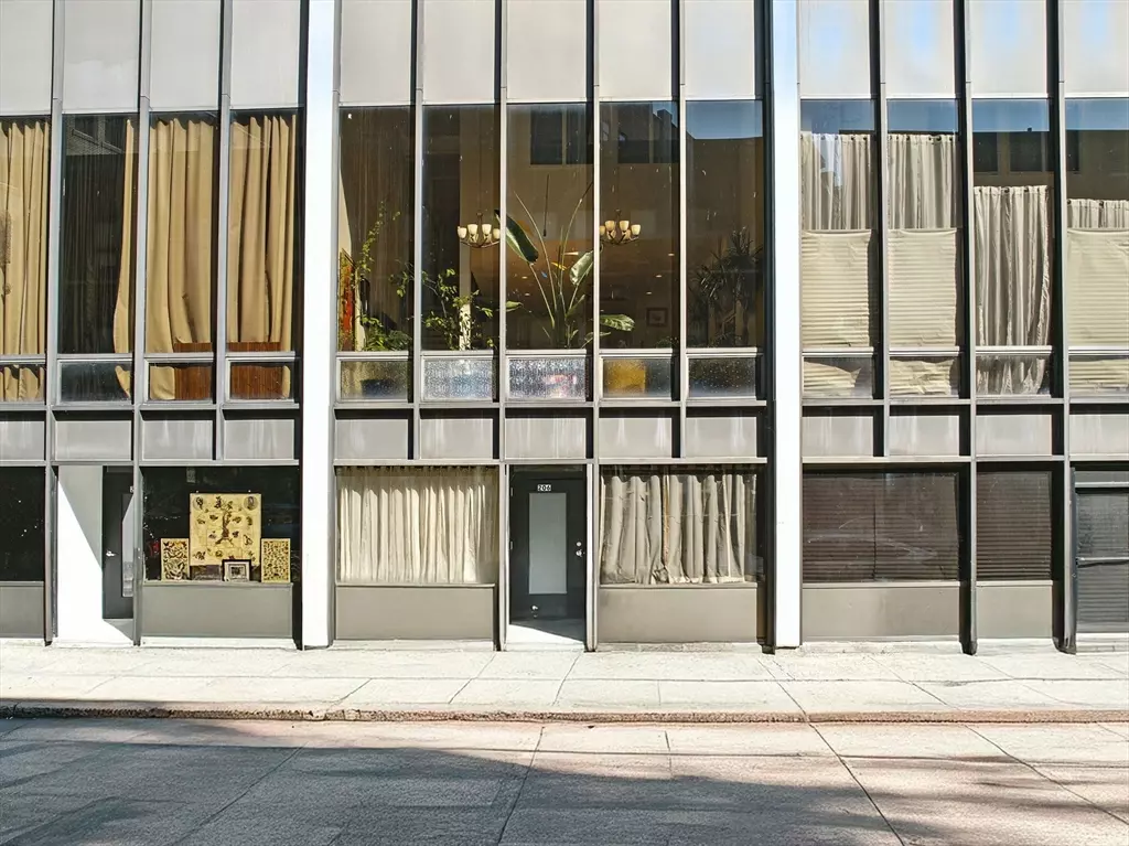 Lowell, MA 01852,17 Kearney Sq #206