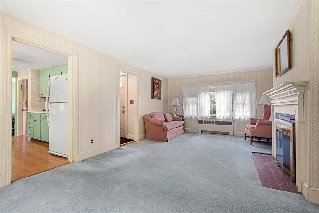 Wenham, MA 01984,10 Maple St