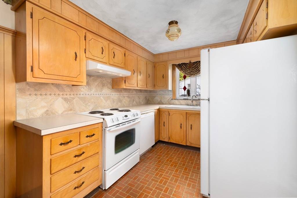 Smithfield, RI 02828,4 Country Dr
