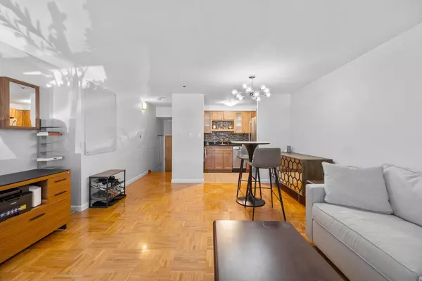 Boston, MA 02109,357 Commercial St. #17