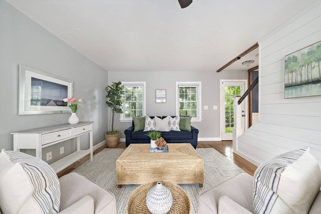 9 Crescent St, Kingston, MA 02364