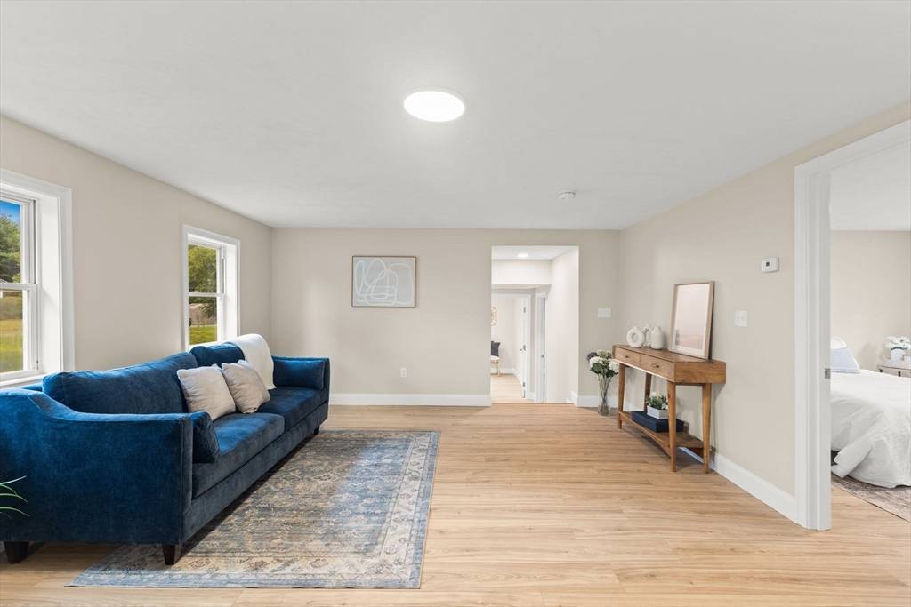 Taunton, MA 02718,31 Holloway St