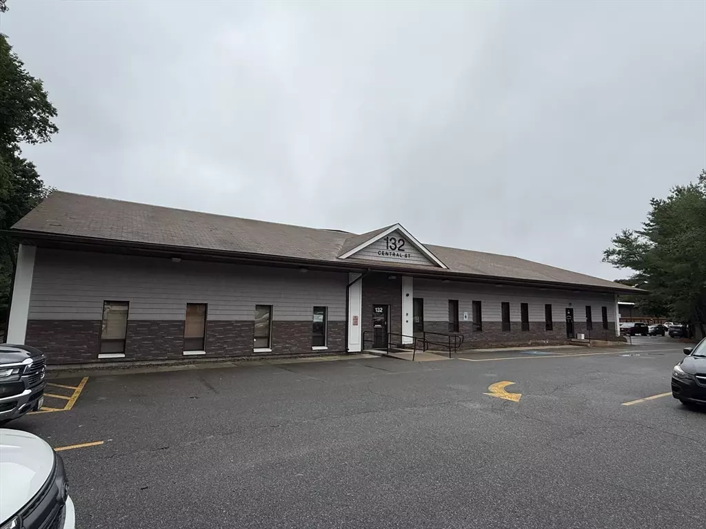 Foxboro, MA 02035,132 Central #213