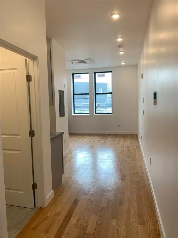 Lynn, MA 01901,64 Market St #302