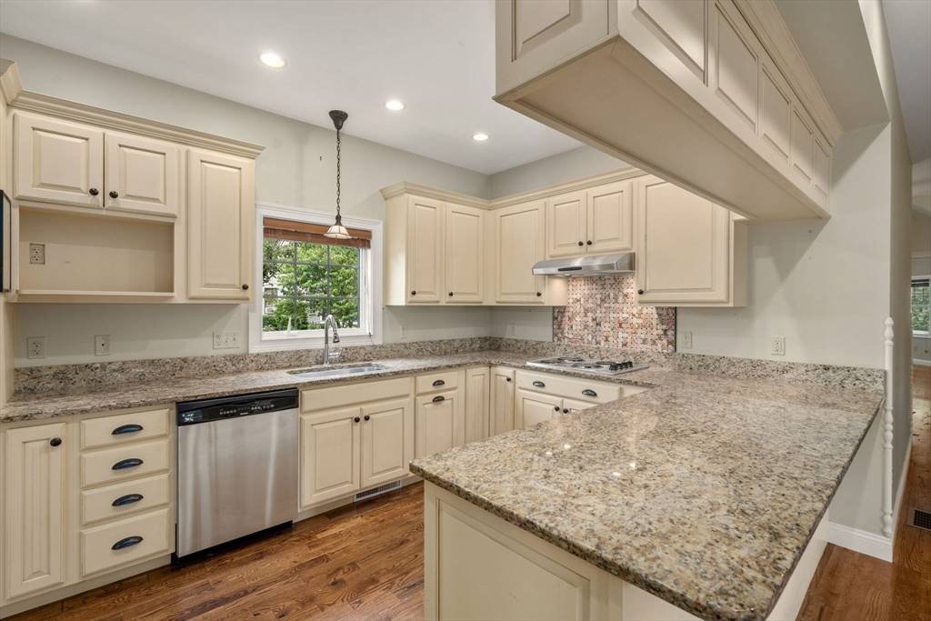 Gloucester, MA 01930,126R Mount Pleasant Avenue