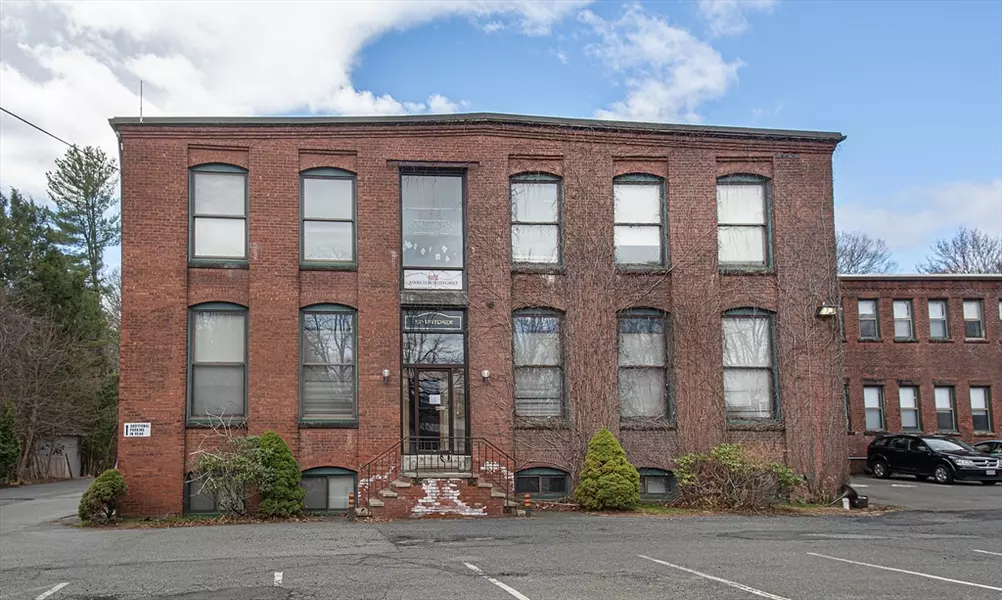 320 Riverside Dr #1, Northampton, MA 01062