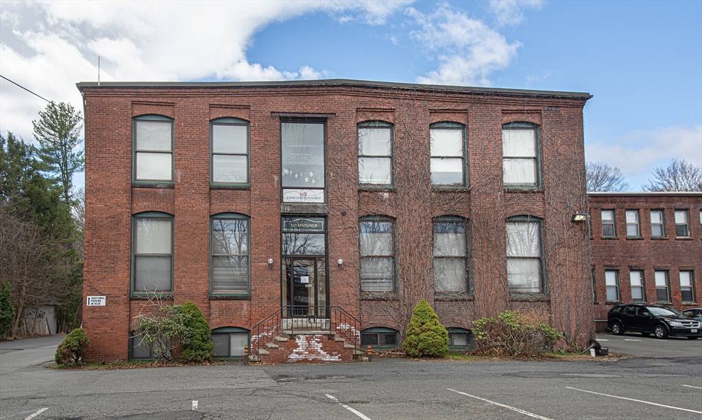 320 Riverside Dr #1, Northampton, MA 01062