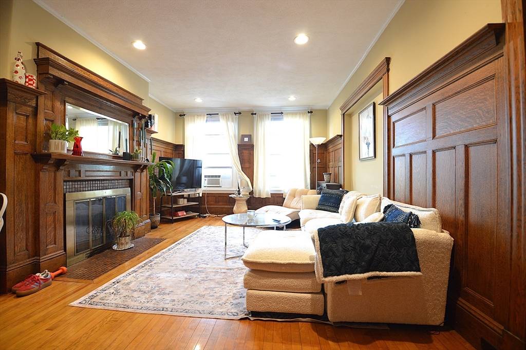 Brookline, MA 02445,1793 Beacon Street #5