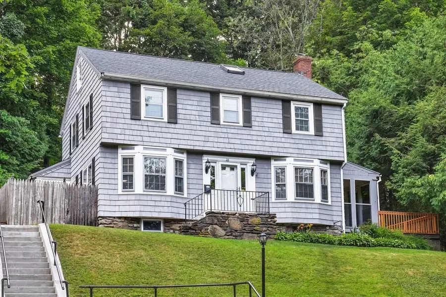 28 Saint Elmo Rd, Worcester, MA 01602