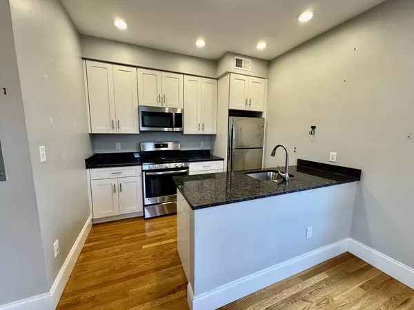 405 S Huntington Ave #2R, Boston, MA 02130