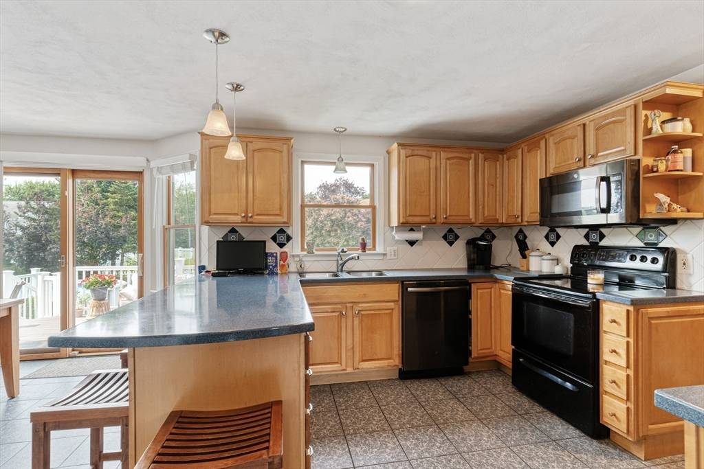 Seekonk, MA 02771,25 Wagonwheel Rd