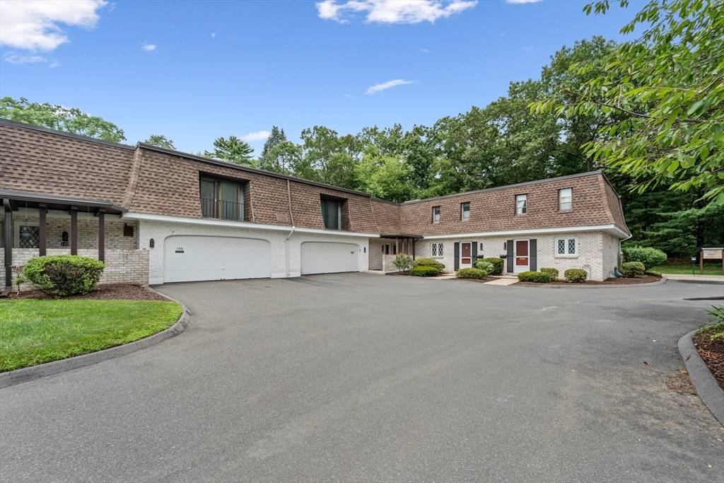 197 Porter Lake Dr #197, Springfield, MA 01106