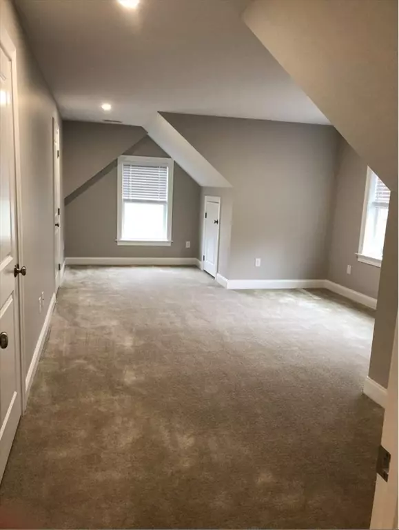 Wellesley, MA 02482,11 Pleasant St