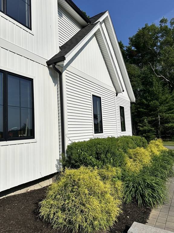 Holliston, MA 01746,7 Liberty Ln
