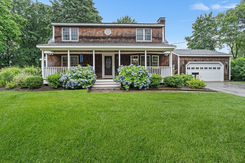 17 Buchanan Ln, Weymouth, MA 02190