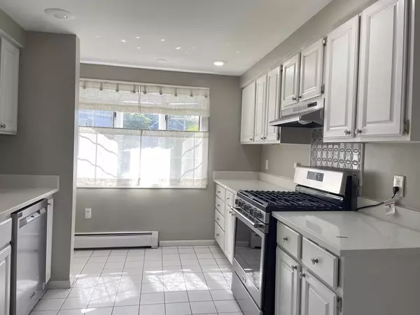 North Andover, MA 01845,11 Fernwood St #11