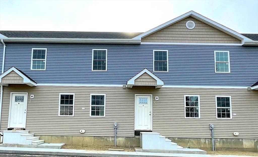 114 Mckinstry Ave #B, Chicopee, MA 01013
