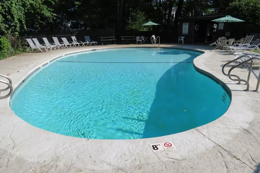 17 Midridge Cir #17, Londonderry, NH 03053