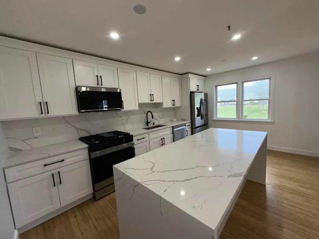 Dracut, MA 01826,94 Tennis Plaza Rd #17