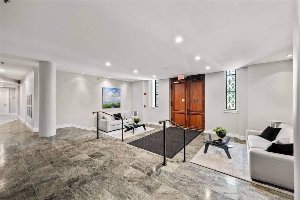 Boston, MA 02467,2420 Beacon #402